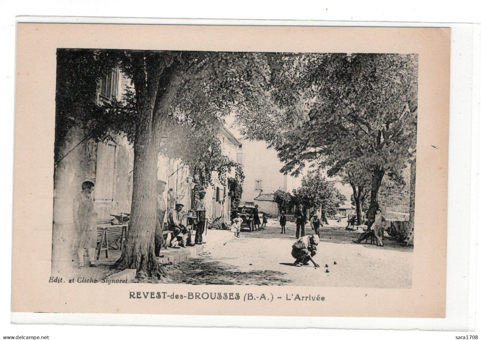 04 REVEST Des BROUSSES, Entrée Du Village, Partie De Boules, Café, Animation. éditeur SIGNORET. ( VOIR SCAN ). - Other & Unclassified