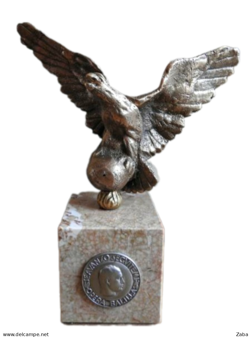 WW2 Italian Eagle Statue With Silver Mussolini's Medal. - Sonstige & Ohne Zuordnung