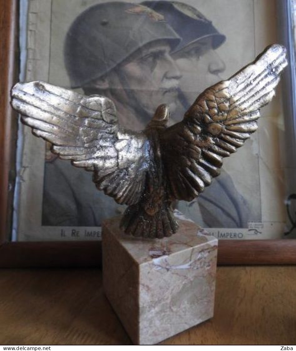 WW2 Italian Eagle Statue With Silver Mussolini's Medal. - Autres & Non Classés