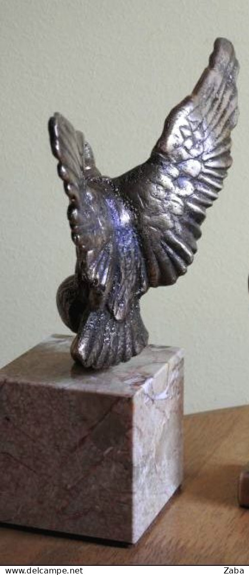 WW2 Italian Eagle Statue With Silver Mussolini's Medal. - Andere & Zonder Classificatie