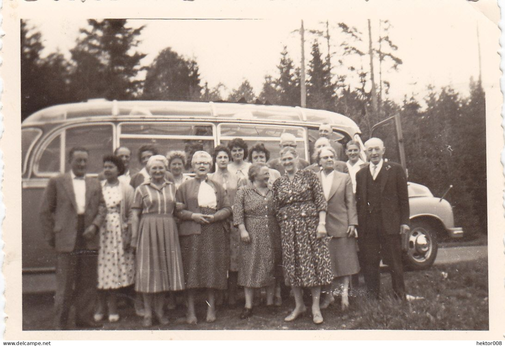 2 Alte Fotos. Personen Vor Altem Bus.(  B9  ) - Personas Anónimos