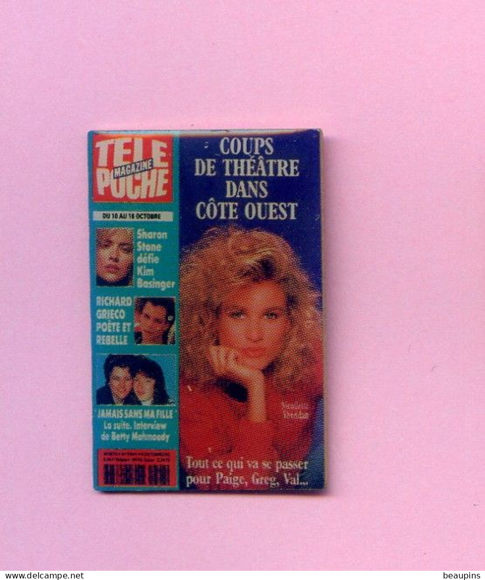 RARE PINS Media MAGAZINE TELE POCHE NICOLETTE SHERIDAN Actrice Pin Up COTE OUEST FR858 - Medios De Comunicación