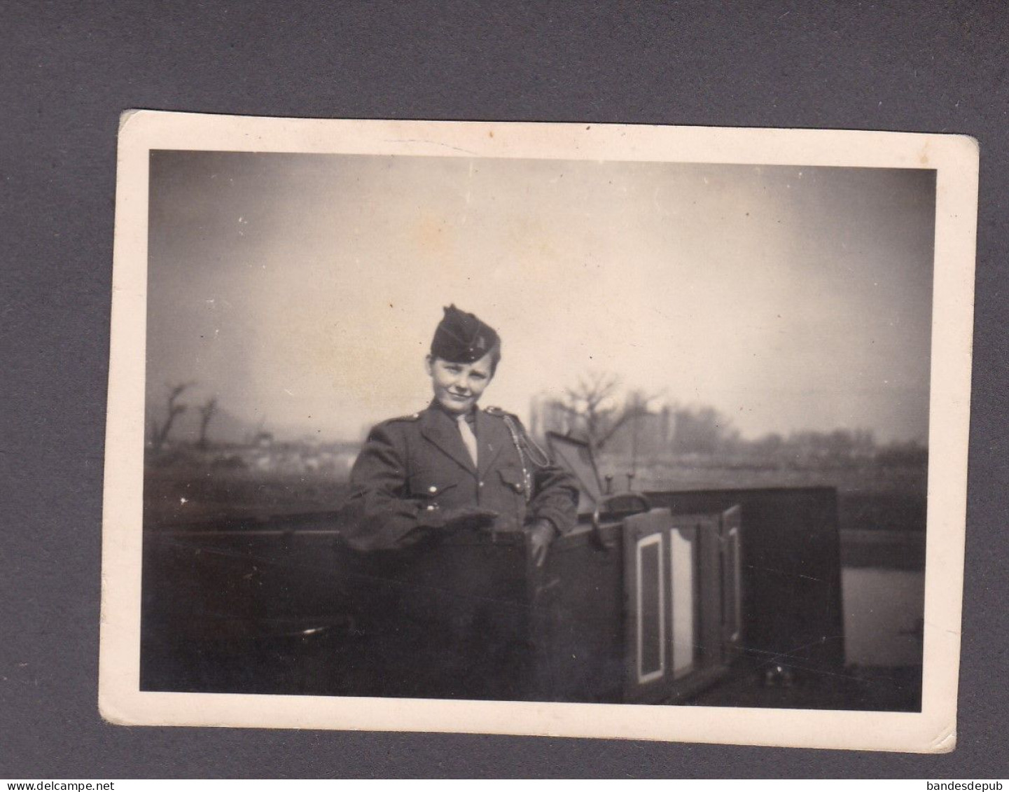 Photo Originale Vintage Snapshot Batellerie Femme En Uniforme Militaire à Bord D'une Peniche  52938 - Boats