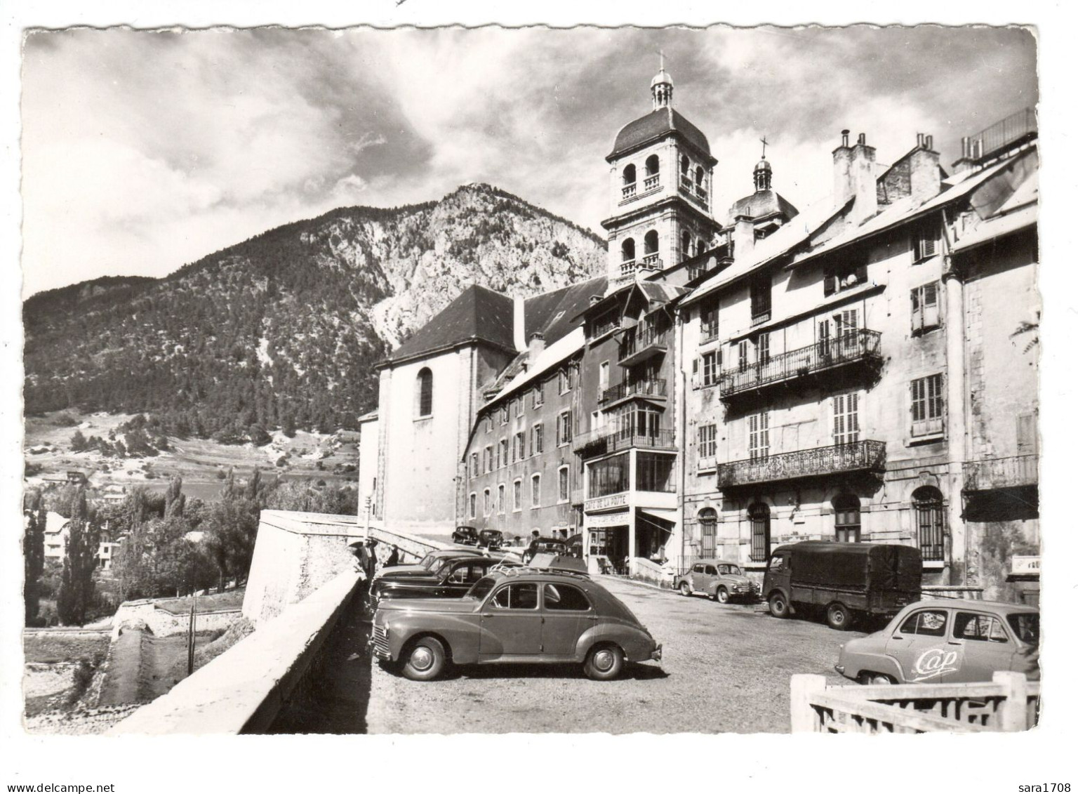 05 BRIANÇON, Les Remparts, Café De La Poste. Nombreuses Voitures. - Briancon