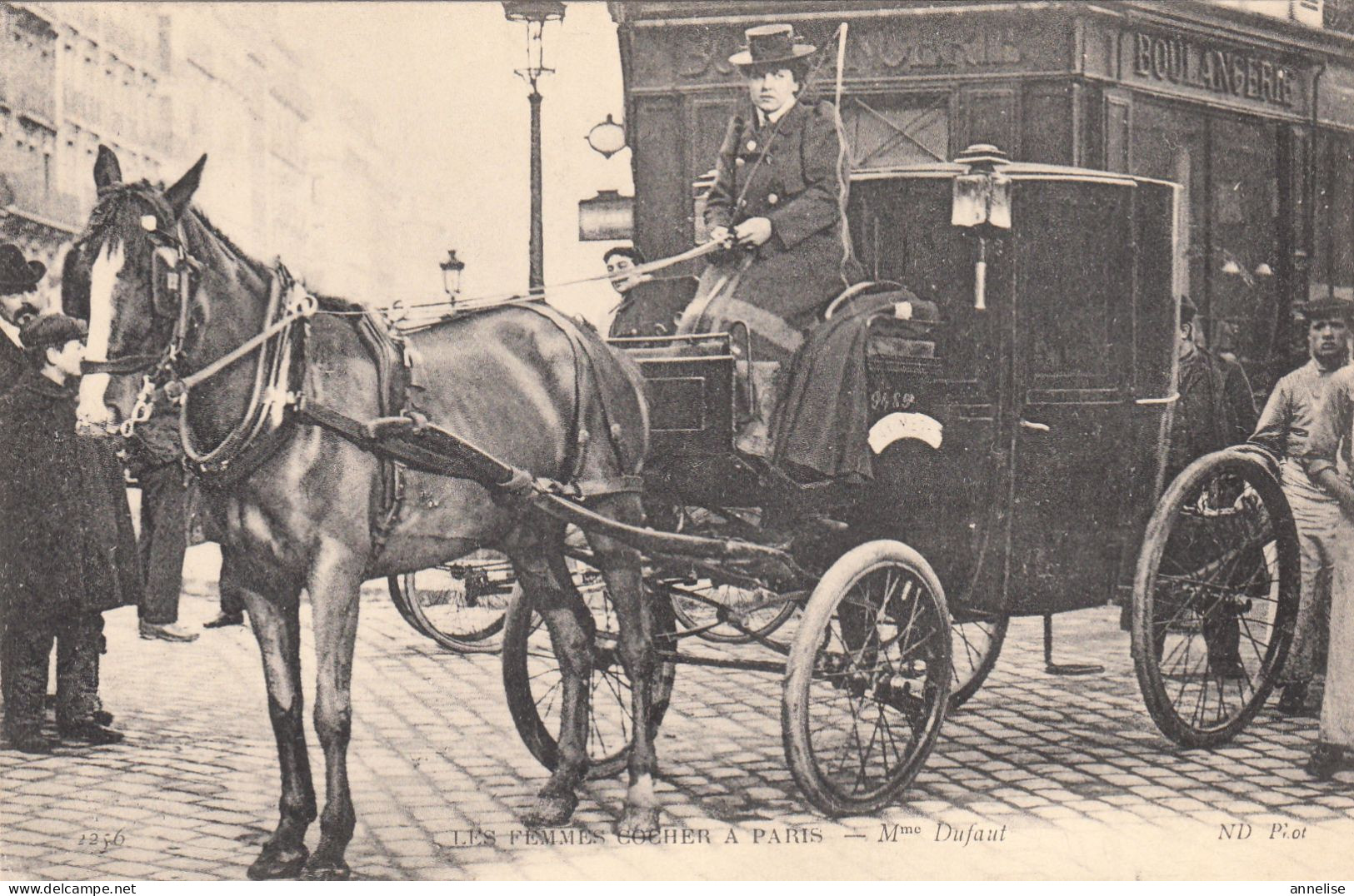 75 PARIS 1907 Femme Cocher Mme Dufaut Et Ses Admirateurs Devant Une Boulangerie - Artigianato