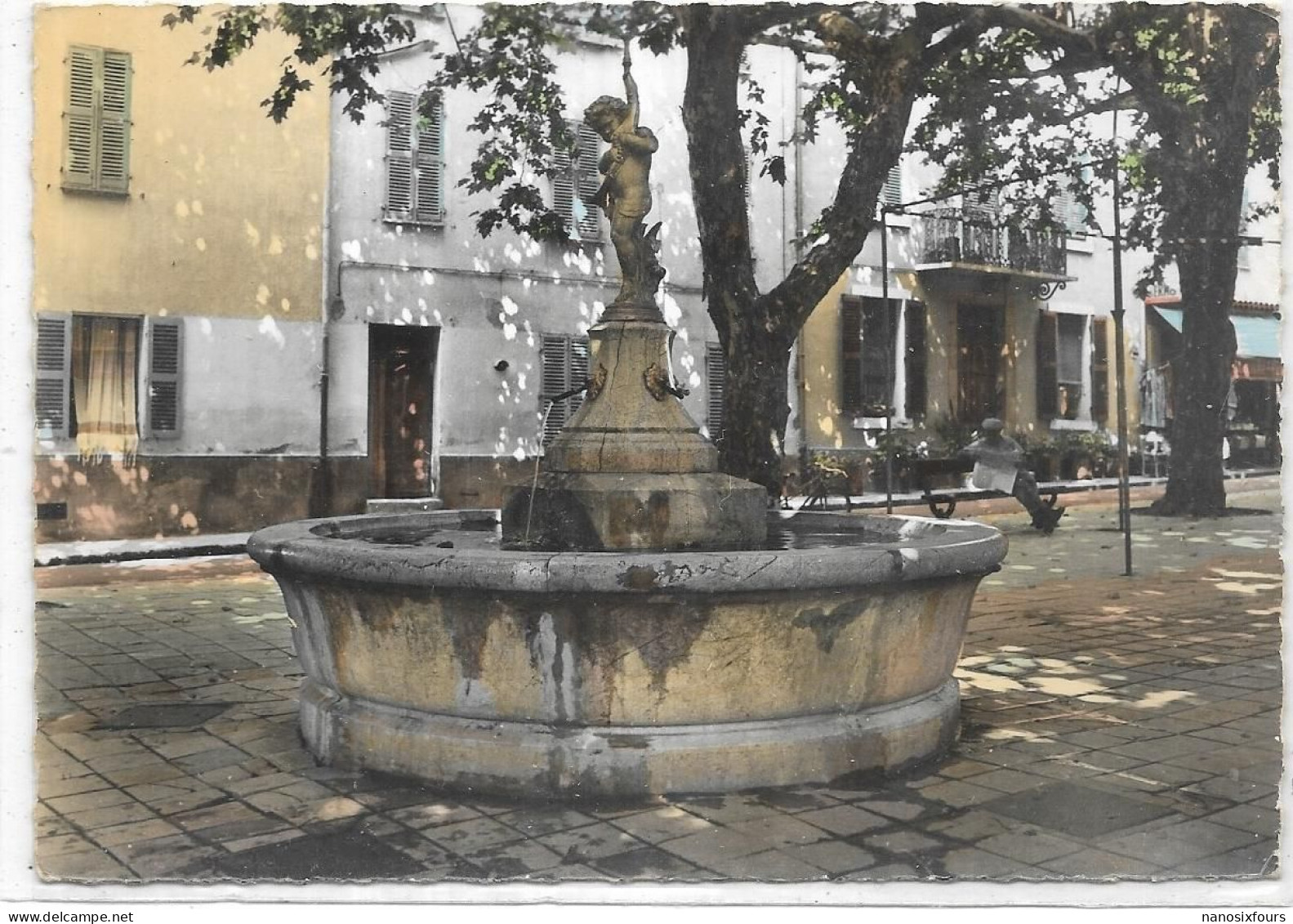 D 83. COLLOBRIERES. FONTAINE DE LA PLACE DE L EGLISE - Collobrieres