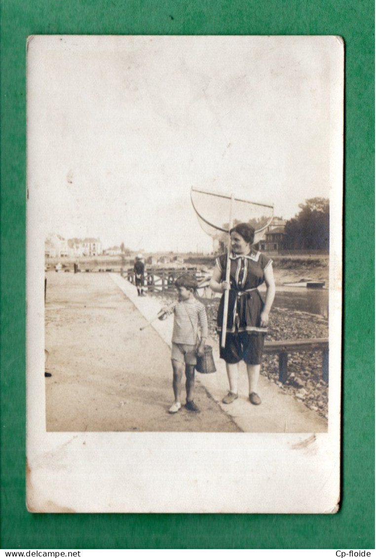 CARTE-PHOTO . " COUPLE DE PÉCHEURS . ÉPUISETTE - Réf. N°38988 - - Photographie