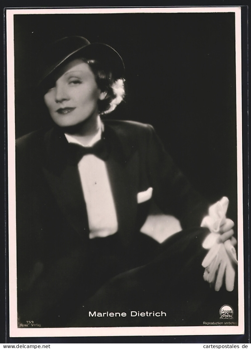 Foto-AK Portrait Schauspielerin Marlene Dietrich Im Anzug  - Actors