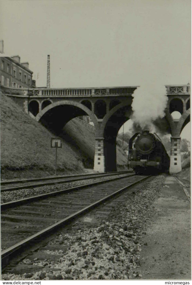 Amiens - Locomotive De Passage Au Pont - Photo "La Vie Du Rail" 12 X 8 Cm. - Trenes