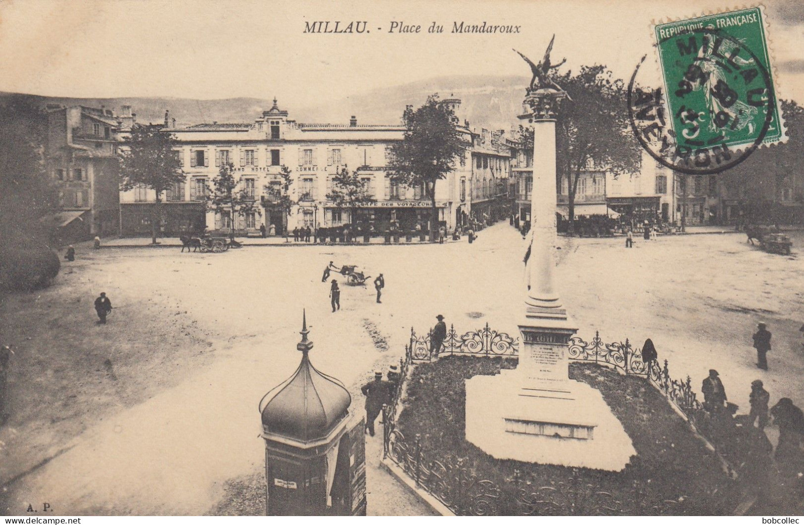 MILLAU (Aveyron): Place Du Mandaroux - Millau