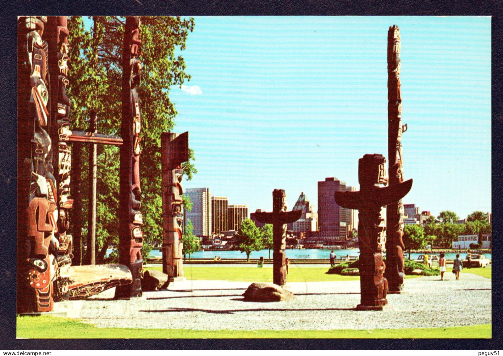 Vancouver. Baie De Burrard. Totem Pole And Skyline, Stanley Park. Totems De La Tribù Kwakiutl. 1974 - Vancouver