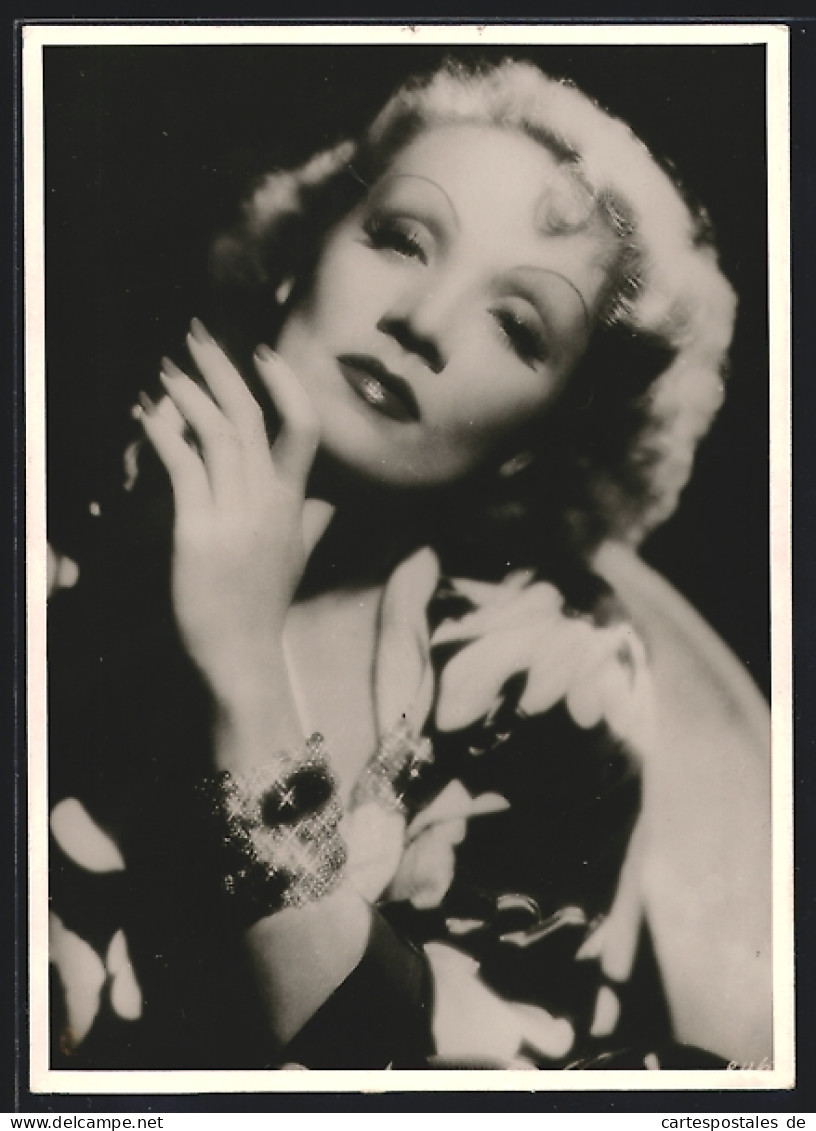 AK Schauspielerin Marlene Dietrich Mit Armreif  - Acteurs