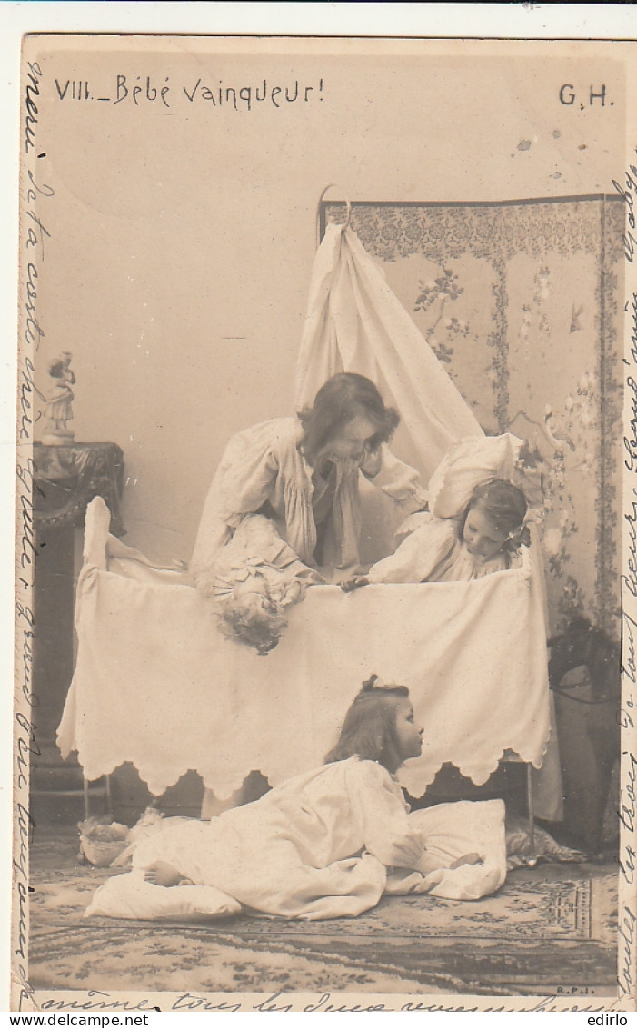 ***  HISTOIRE PHOTO ****  Enfants Et Poupée -- Chamaillerie  Bébé Vainqueur  --   Précurseur Timbré TTB  - Historia