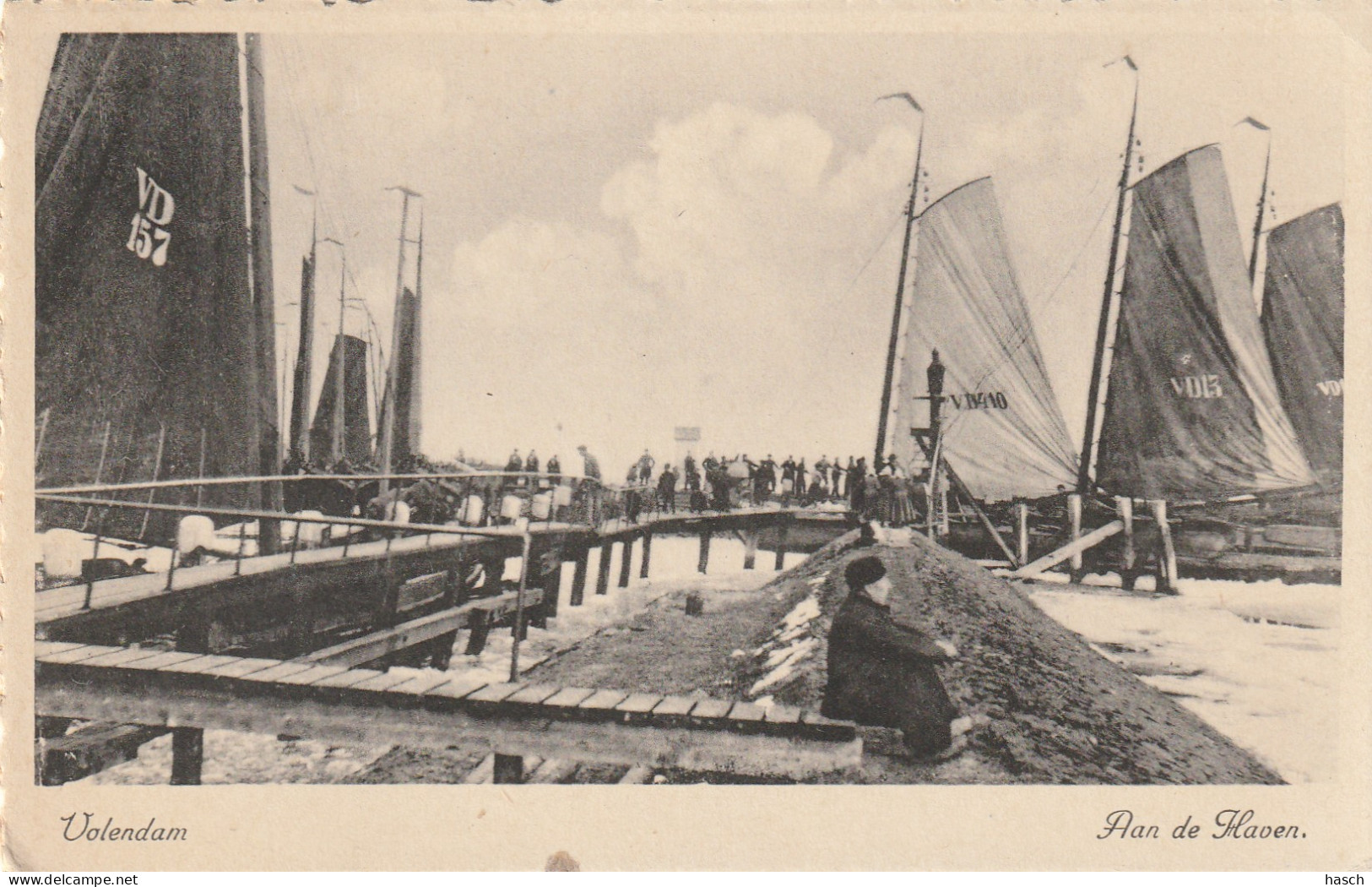 4933 87 Volendam, Aan De Haven.   - Volendam