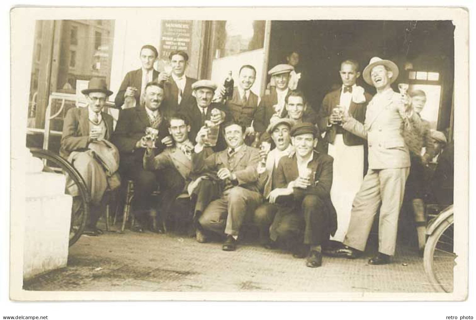 Cpa Carte-photo Groupe De Personnes à La Terrasse D'un Bistrot , Verres à La Main, Apéritif    (CPH) - Other & Unclassified