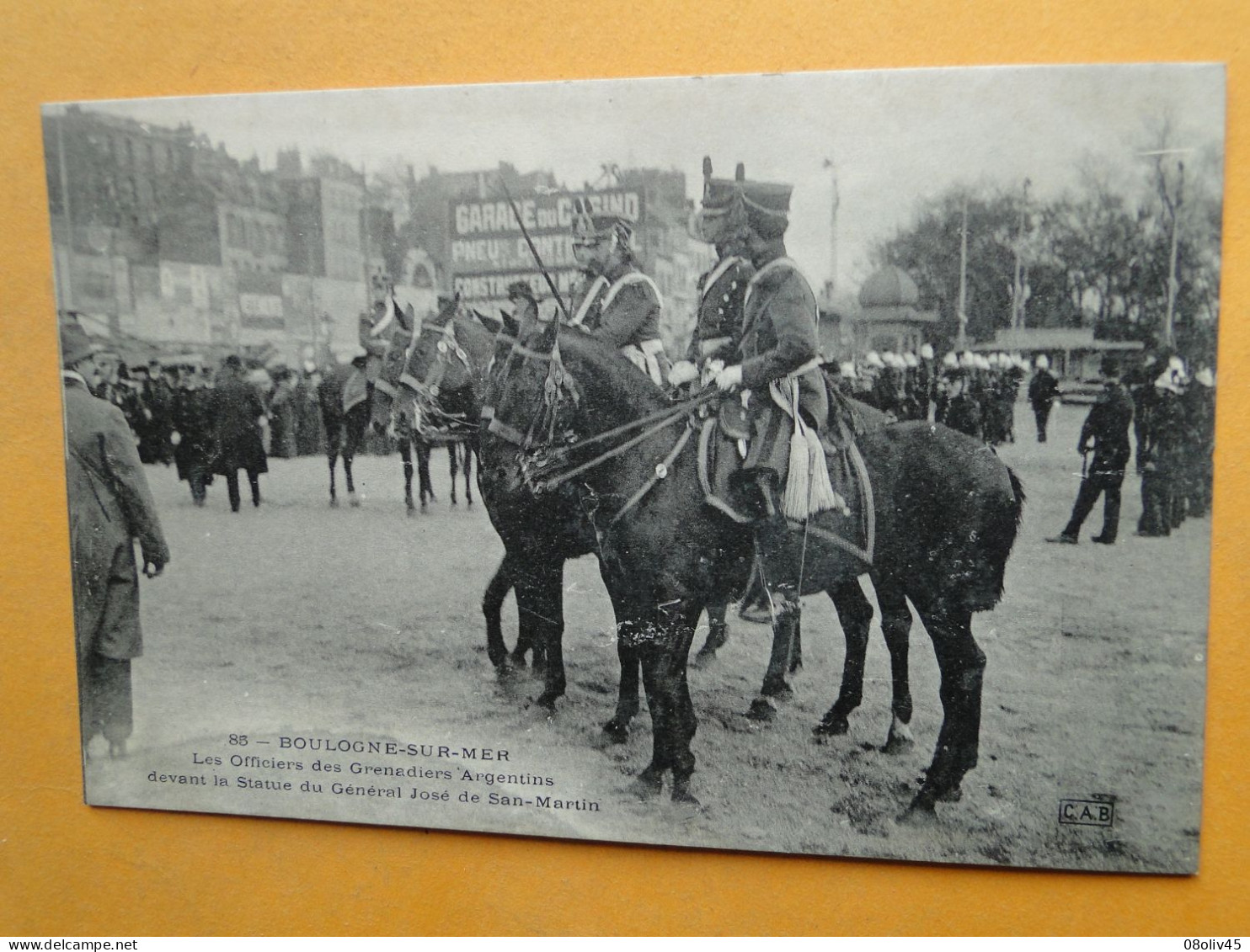 BOULOGNE Sur MER -- Les Officiers Des Grenadiers Argentins Devant La Statue Du Général José De San-Martin - Boulogne Sur Mer