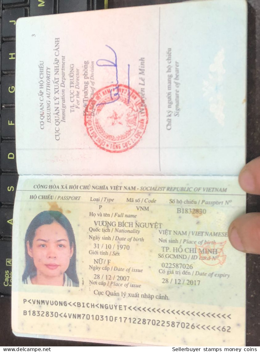 VIET NAMESE-OLD-ID PASSPORT VIET NAM-name-vuong Bich Nguyet-2007-1pcs Book - Collezioni