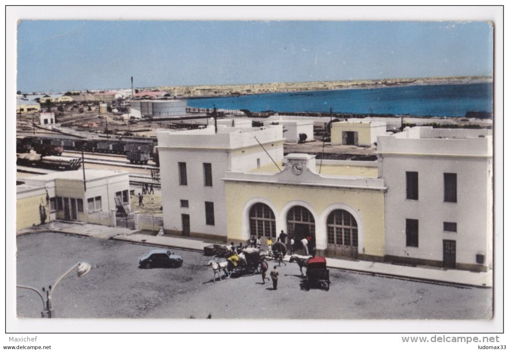 Sfax - La Gare (cour Extérieure, Calèches, Vues En Second Plan Sur Les Voies, Cuves De Pétrole Ou Gaz) - Tunesië