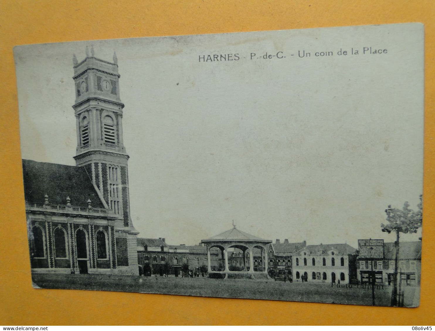 HARNES -- Un Coin De La Place - Eglise - Kiosque - Harnes