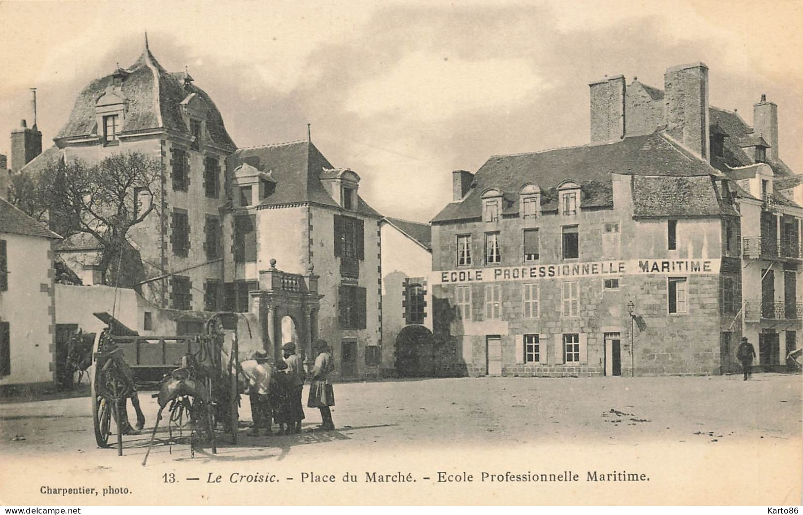 Le Croisic * Place Du Marché Et école Professionnelle Maritime * Villageois - Le Croisic
