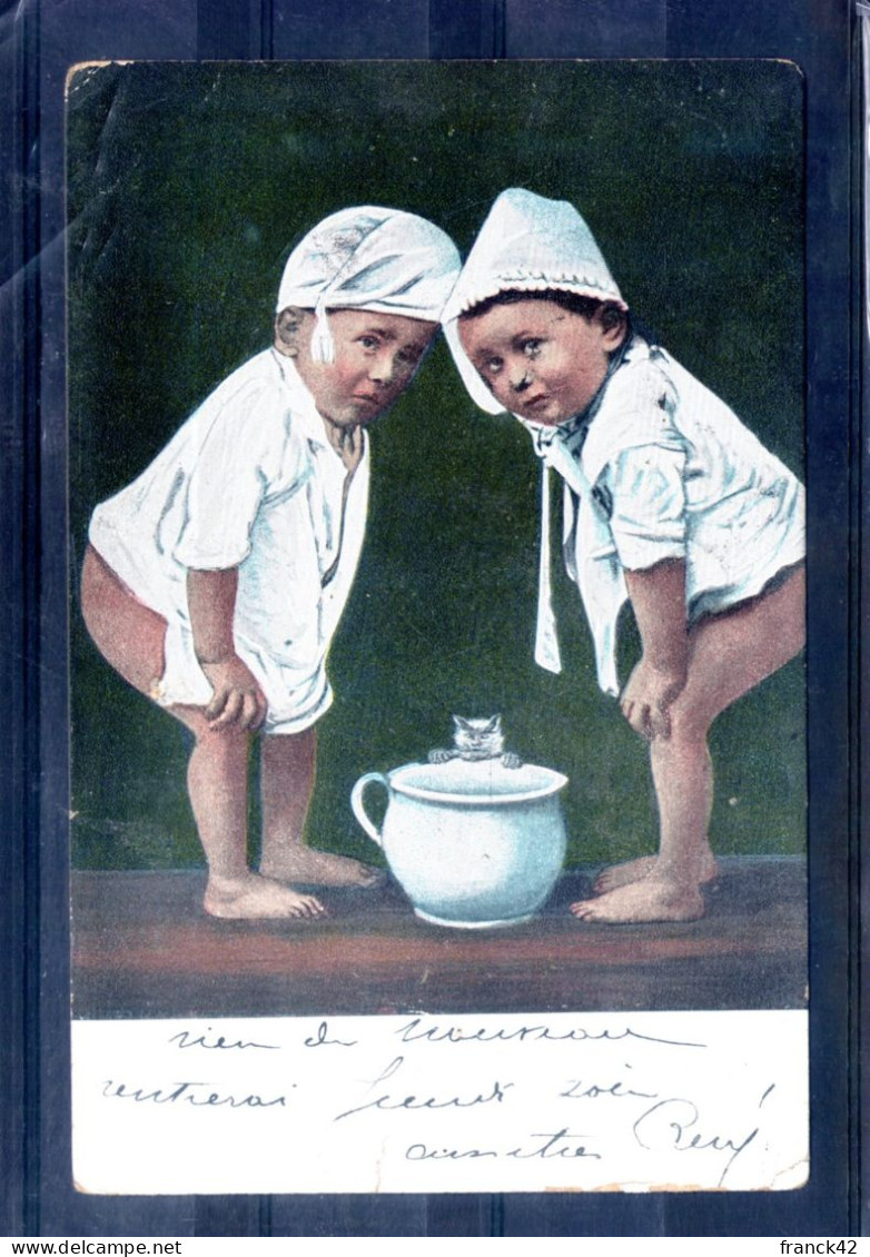 Carte Illustrée. 2 Bébés Au Dessus D'un Pot. Petite Déchirure En Bas - Bebes