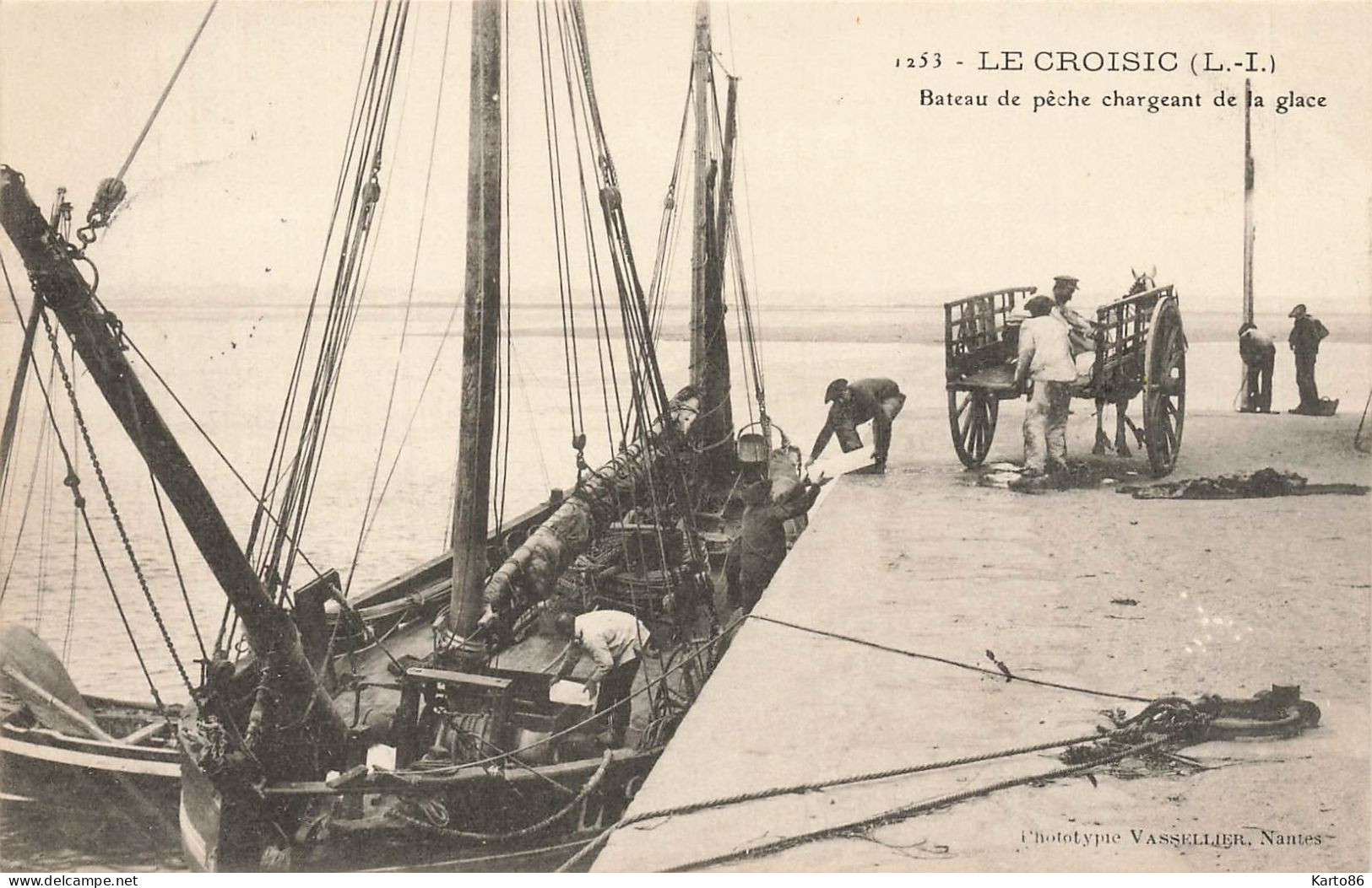 Le Croisic * 1905 * Bateau De Pêche Chargeant De La Glace * Pêcheurs - Le Croisic