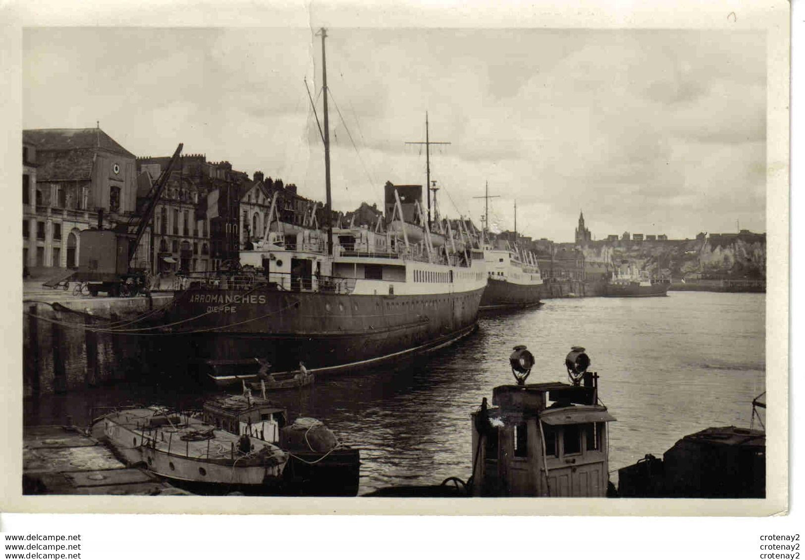 76 DIEPPE N°303 Grands Paquebots Arromanches à Quai Inspecté Par Hommes En Barque Autre Bateau Cargo Au Fond VOIR DOS - Dieppe