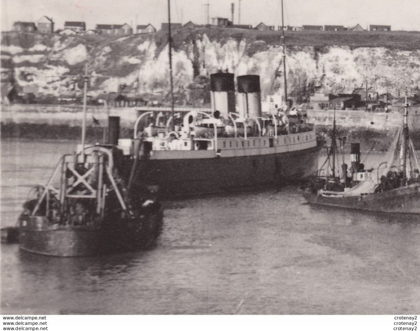 76 DIEPPE N°1573 L'Avant Port Bateaux De Pêche Et VOIR ZOOM Paquebot Vapeur Remorqueur Café Jehan Halle Au Poisson - Dieppe