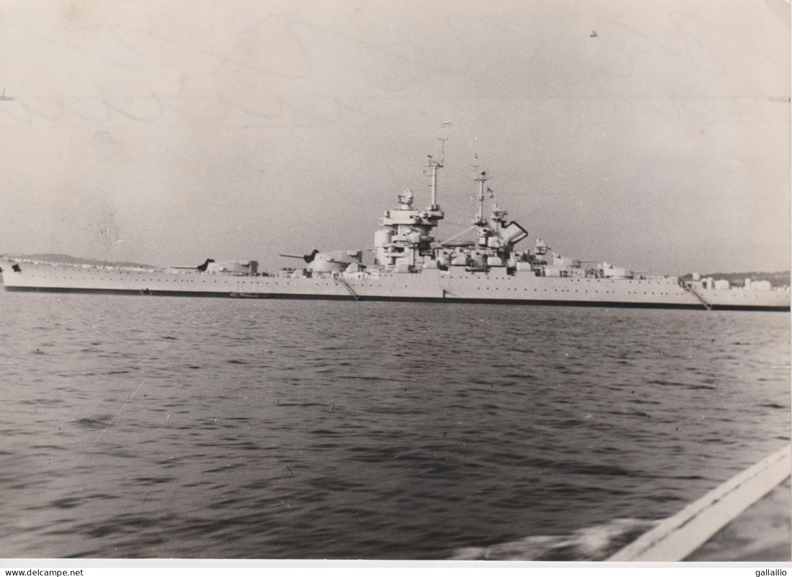 PHOTO PRESSE LE CUIRASSE JEAN BART EN RADE A TOULON AOUT 1956 FORMAT 18 X 13 CMS - Schiffe