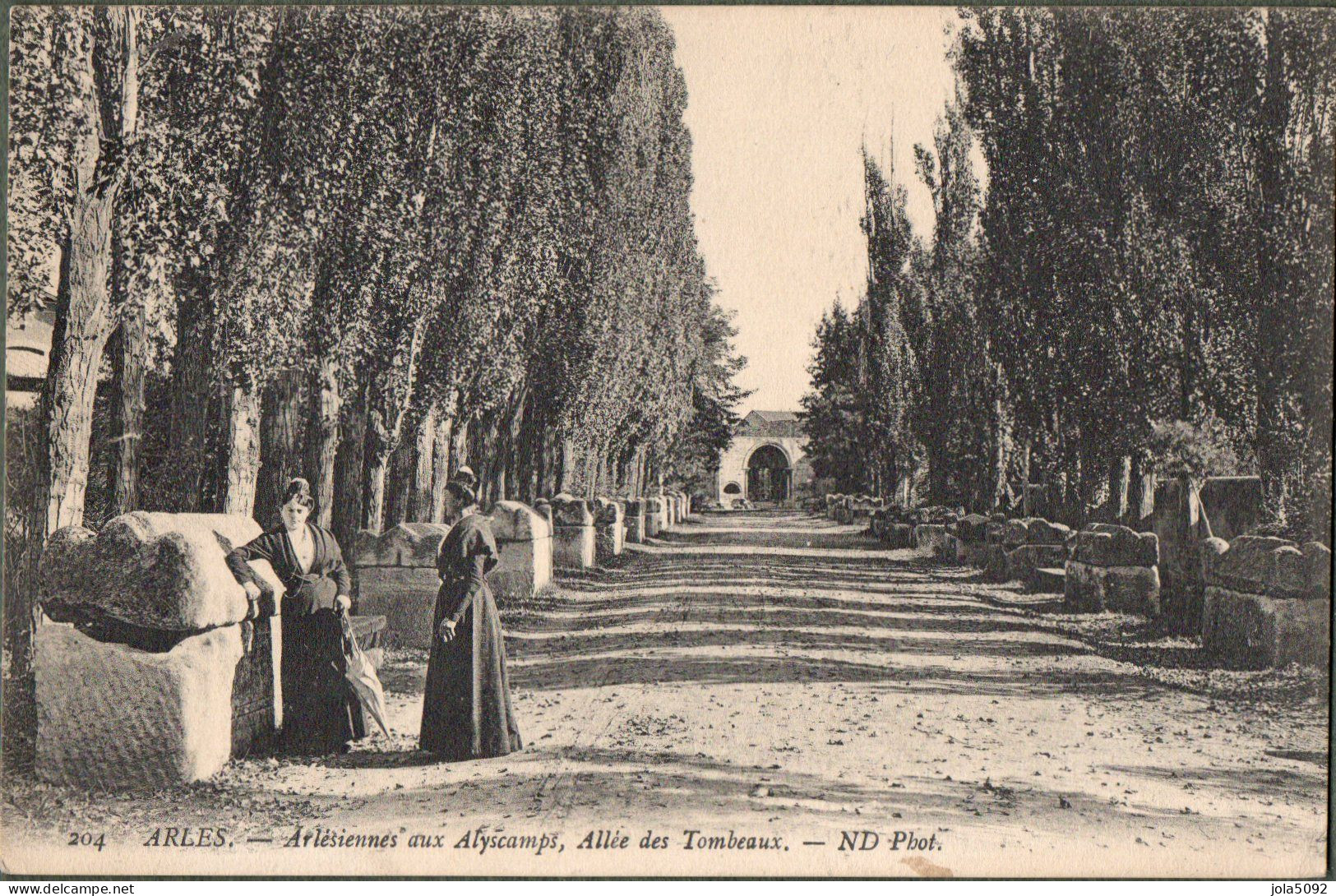 13 - ARLES - Arlésiennes Aux Alyscamps - Allée Des Tombeaux - Arles