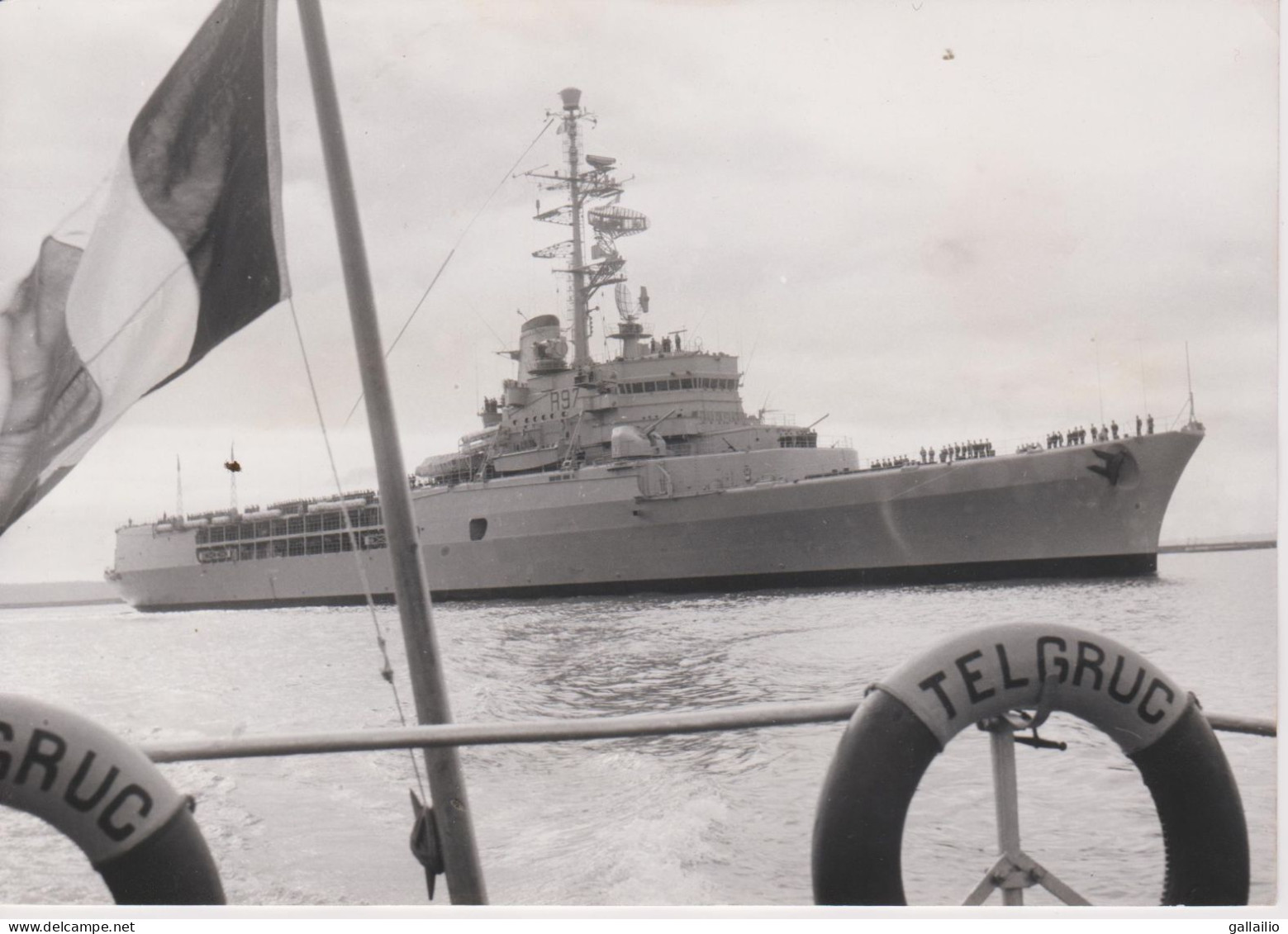 PHOTO PRESSE LA JEANNE D'ARC EN RADE DE BREST AVRIL 1965 FORMAT 18 X 13 CMS - Schiffe