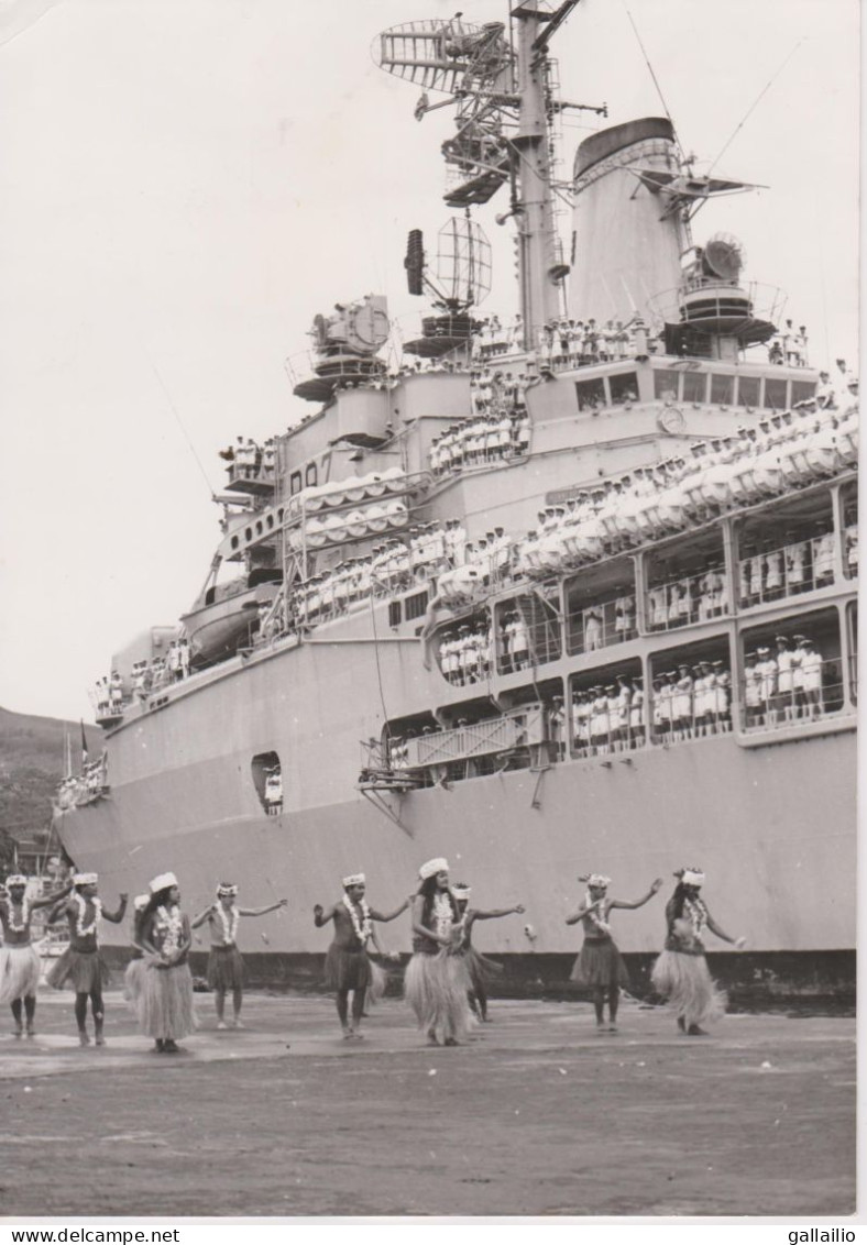 PHOTO PRESSE LE NAVIRE ECOLE  JEANNE D'ARC A PAPEETE FEVRIER 1968 A F P PHOTO  FORMAT 18 X 13 CMS - Boats