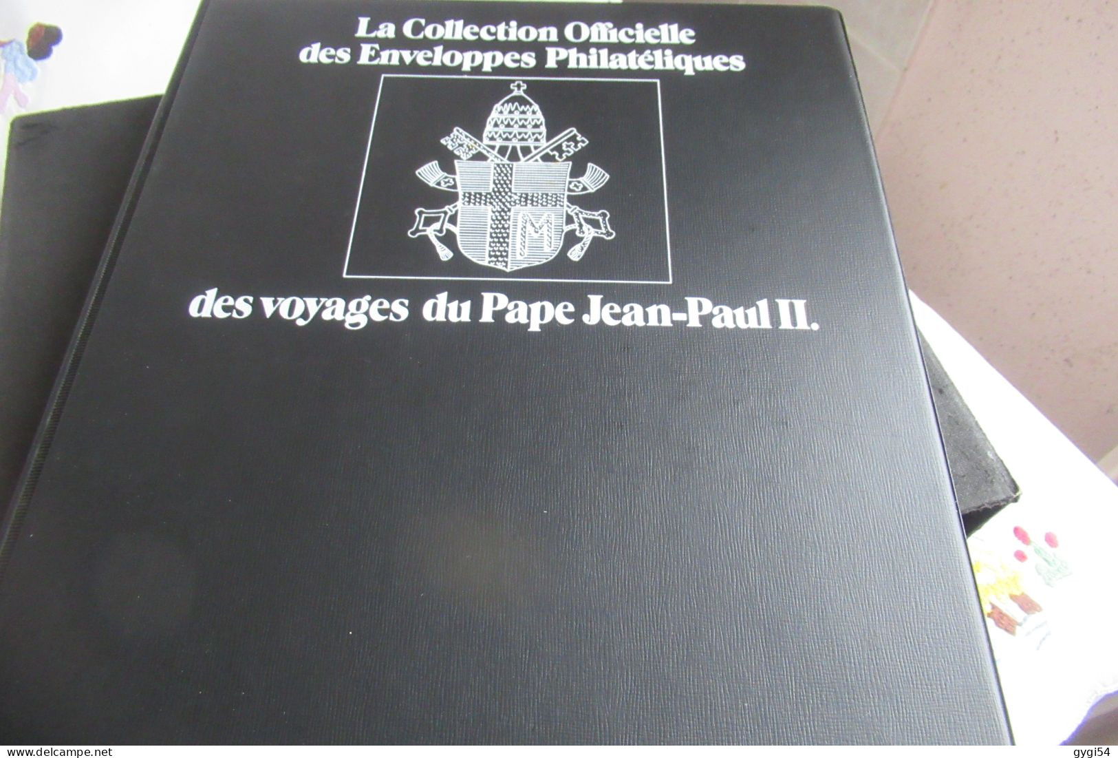 VOYAGES DU PAPE JEAN PAUL II Environs  190   FDC  DANS  3 BEAUX  CLASSEURS - FDC