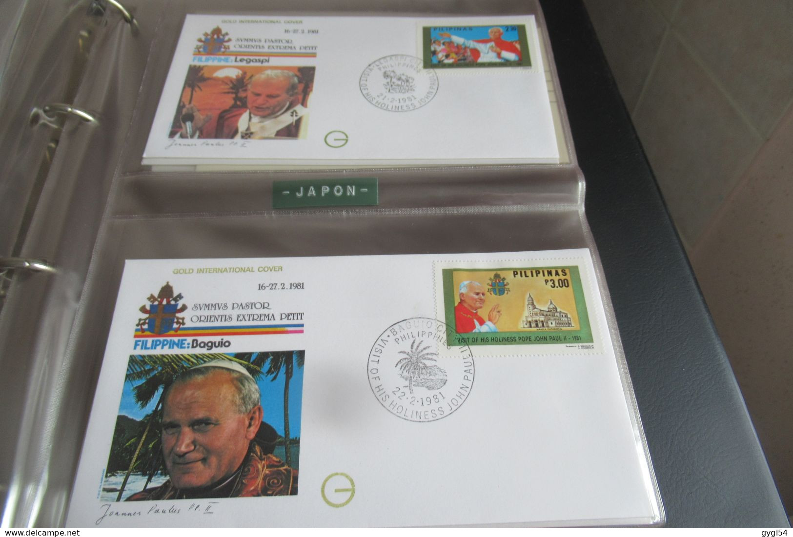 VOYAGES DU PAPE JEAN PAUL II environs  190   FDC  DANS  3 BEAUX  CLASSEURS