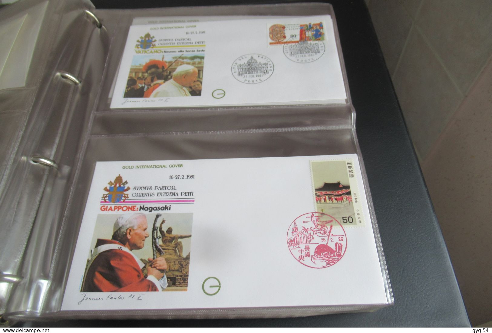 VOYAGES DU PAPE JEAN PAUL II environs  190   FDC  DANS  3 BEAUX  CLASSEURS