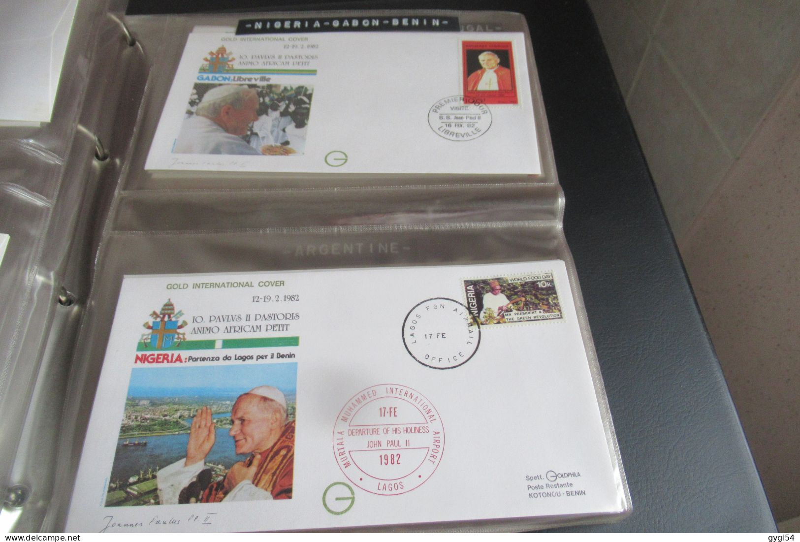 VOYAGES DU PAPE JEAN PAUL II environs  190   FDC  DANS  3 BEAUX  CLASSEURS