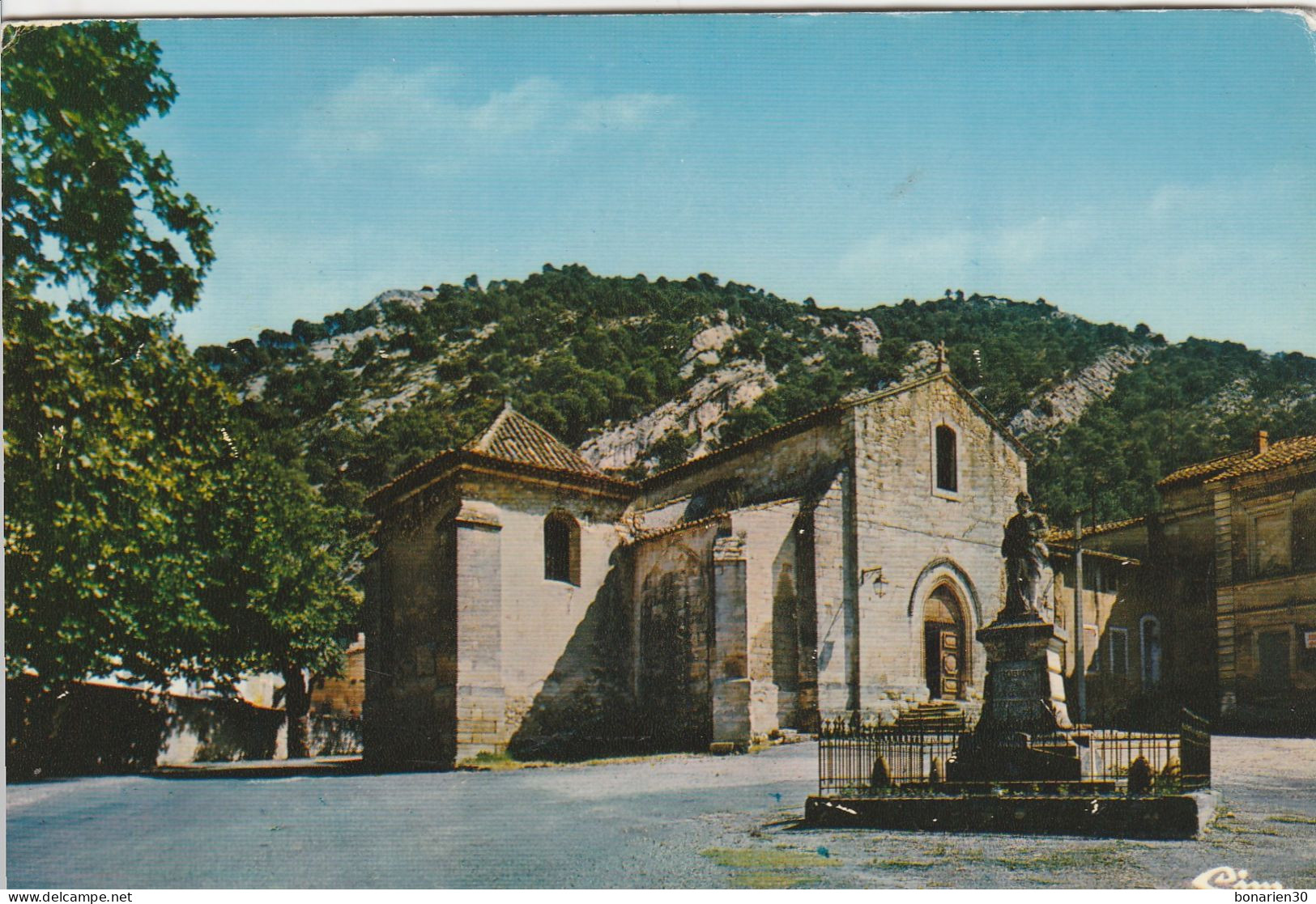 CPSM 84 ROBION L'EGLISE  MONUMENT AUX MORTS AU FOND LE LUBERON - Robion