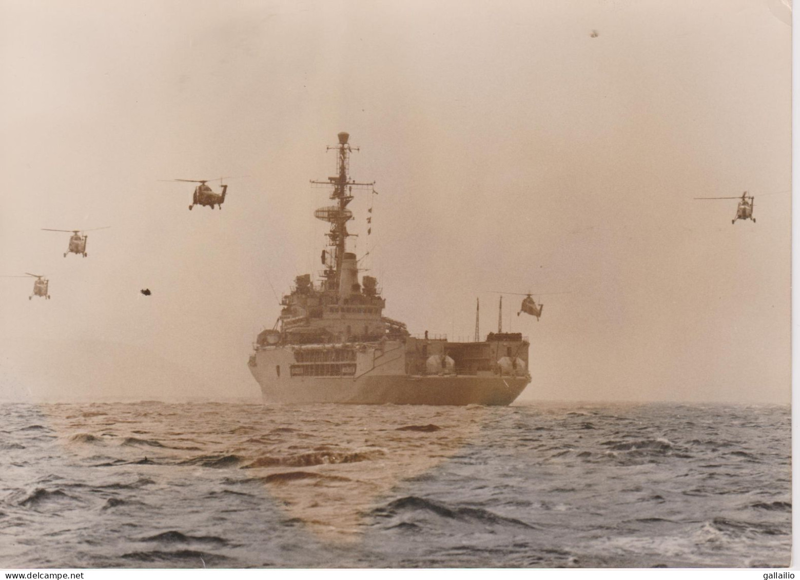 PHOTO PRESSE LE PORTE HELICOPTERE JEANNE D'ARC QUITTE BREST UNIVERSAL PHOTO NOVEMBRE 1964 FORMAT 18 X 13 CMS - Boats