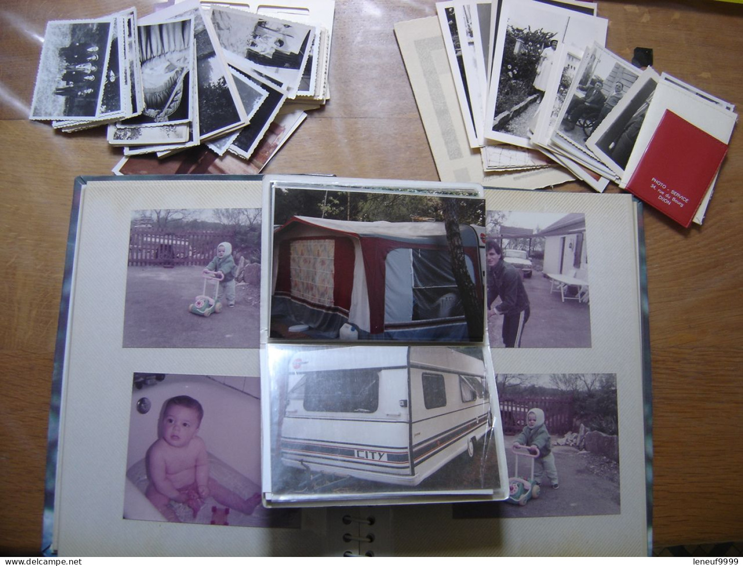 Album Environ 100 Photos D'une FAMILLE Automobile Caravane - Albums & Verzamelingen