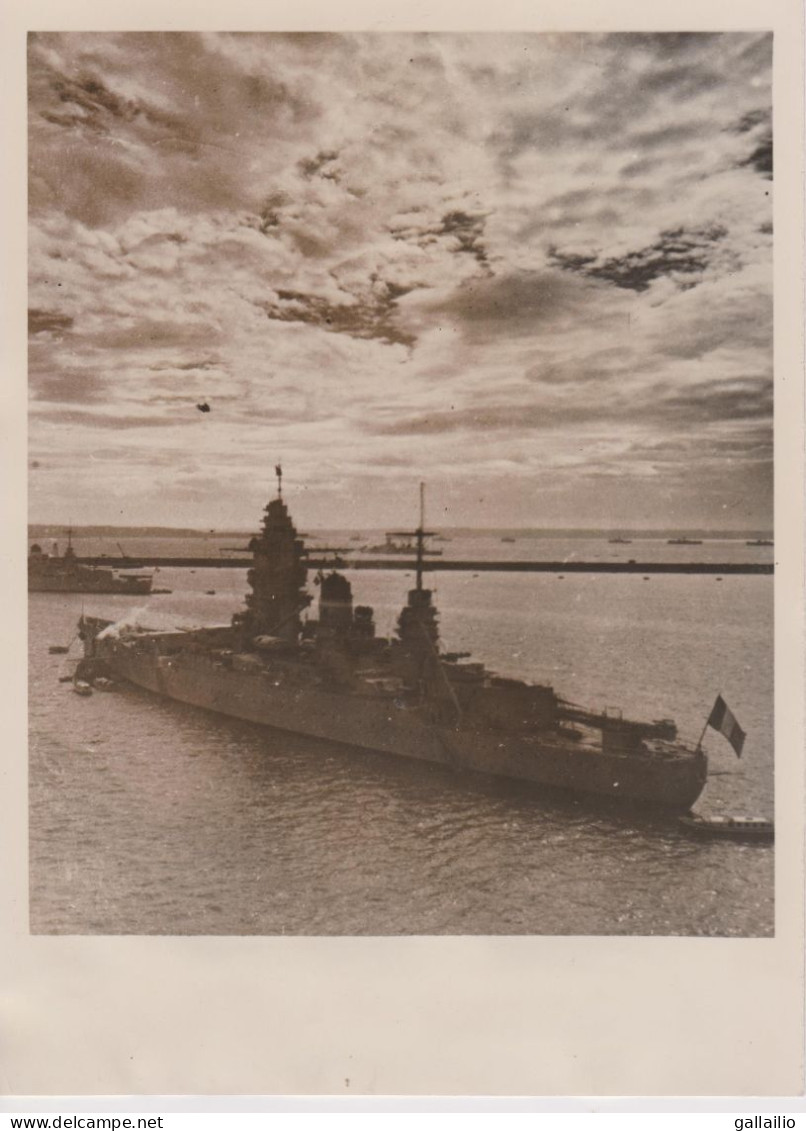 PHOTO PRESSE BATIMENT DE LIGNE FRANCAIS AU MOUILLAGE JANVIER 1940 FORMAT 18 X 13 CMS - Schiffe