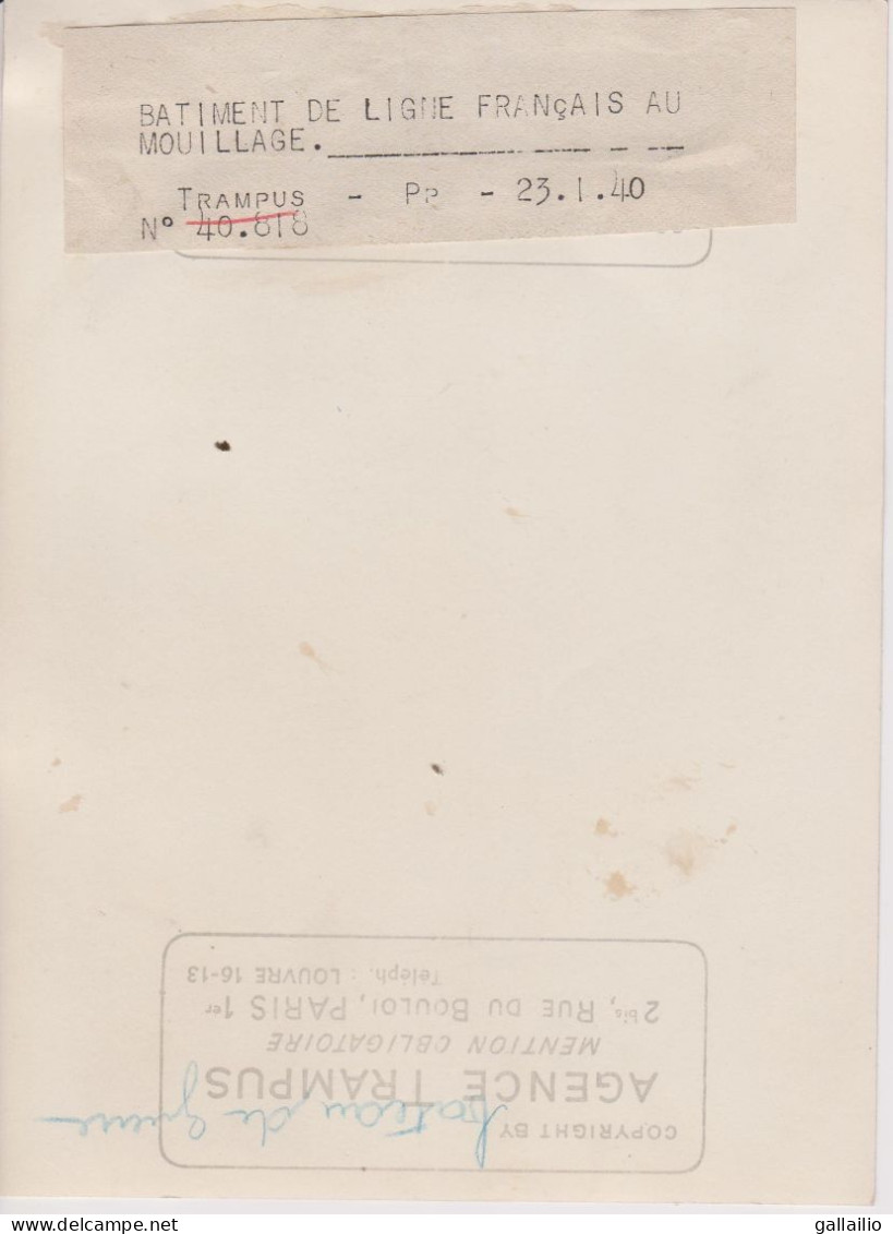 PHOTO PRESSE BATIMENT DE LIGNE FRANCAIS AU MOUILLAGE JANVIER 1940 FORMAT 18 X 13 CMS - Boten