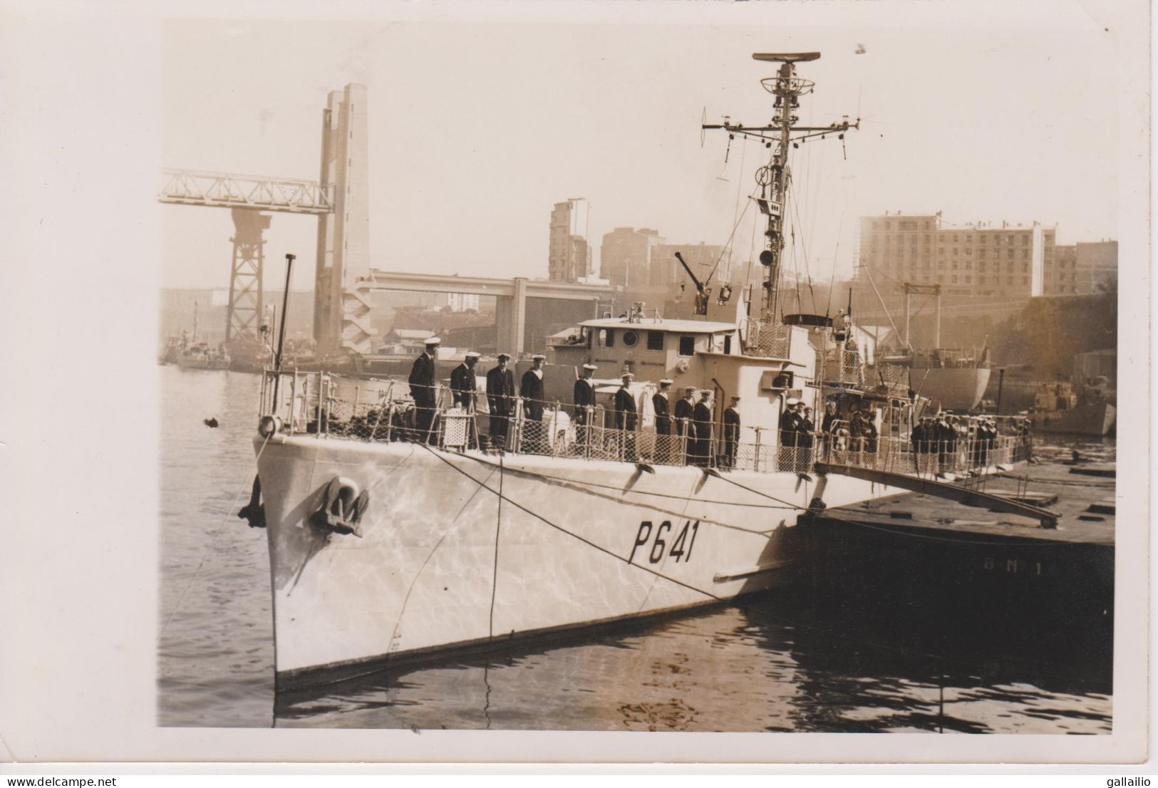 PHOTO PRESSE LE PATROUILLEUR LE FOUGUEUX A BREST UNITED PRESS PHOTO JUILLET 1955 FORMAT 18 X 13 CMS - Boats