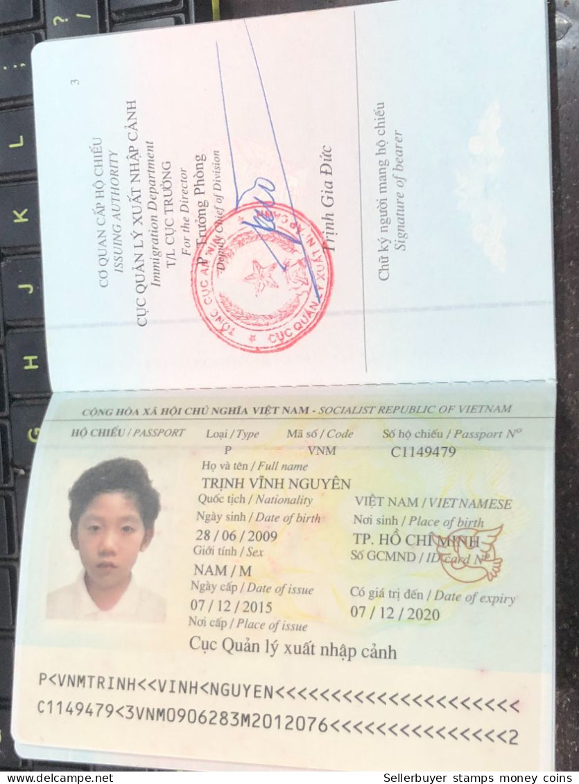 VIET NAMESE-OLD-ID PASSPORT VIET NAM-PASSPORT Is Still Good-name-trinh Vinh Nguyen-2015-1pcs Book - Collections
