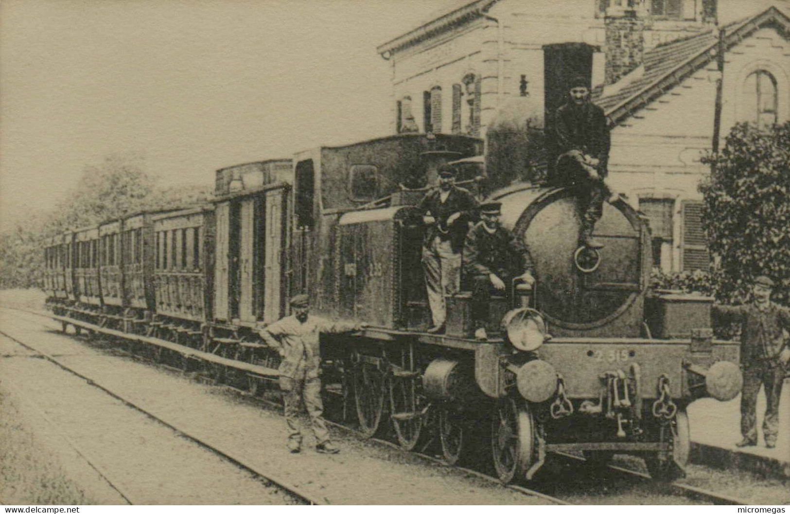 Reproduction - Train En Gare De Luzarches - Eisenbahnen