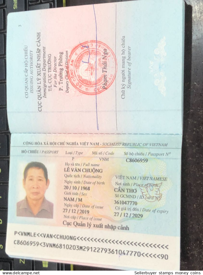 VIET NAMESE-OLD-ID PASSPORT VIET NAM-PASSPORT Is Still Good-name-le Van Chuong-2019-1pcs Book - Verzamelingen