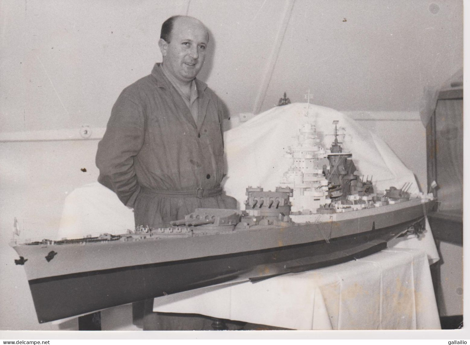 PHOTO PRESSE MONSIEUR COTTEN A CONSTRUIT LA MAQUETTE DU CUIRASSE RICHELIEU JUIN 1964 FORMAT 18 X 13 CMS - Boten