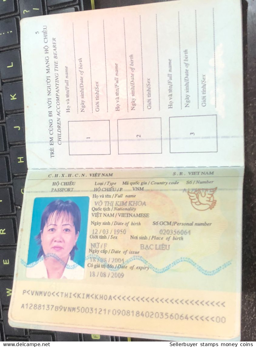 VIET NAMESE-OLD-ID PASSPORT VIET NAM-PASSPORT Is Still Good-name-vo Thi Kim Hoa-2001-1pcs Book - Collezioni