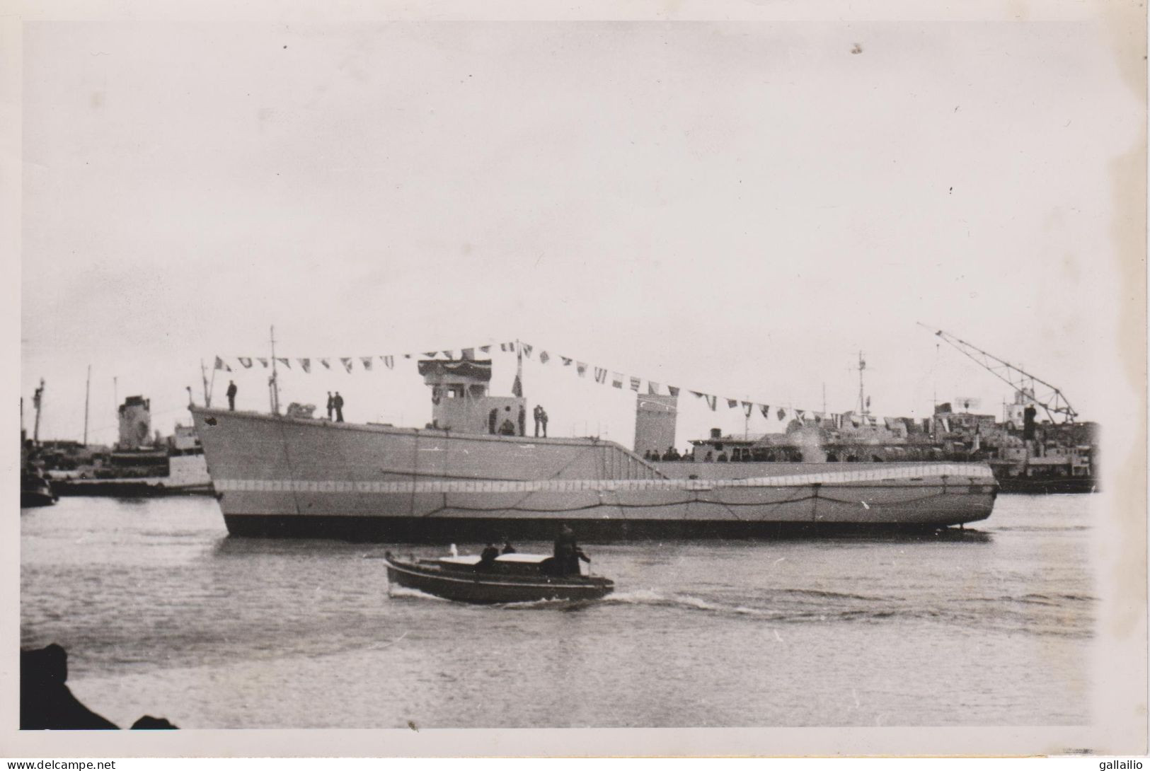 PHOTO PRESSE LANCEMENT DU DRAGUEUR SIRIUS A CHERBOURG UNITED PRESS PHOTO OCTOBRE 1952 FORMAT 18 X 13 CMS - Boats