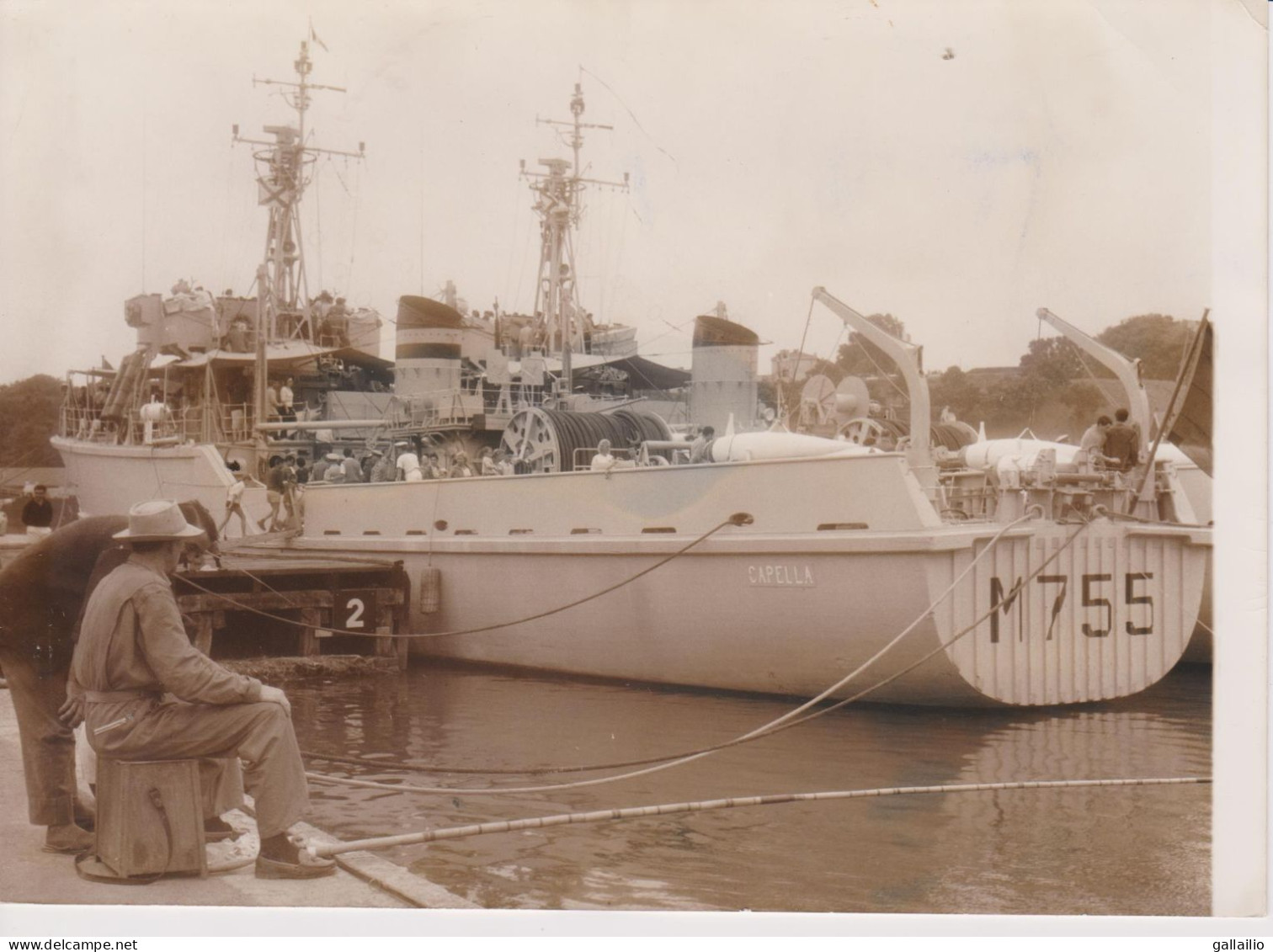 PHOTO PRESSE LES TOURISTES VISITENT DEUX DRAGUEURS DE MINES AOUT 1962 FORMAT 18 X 13 CMS - Boats