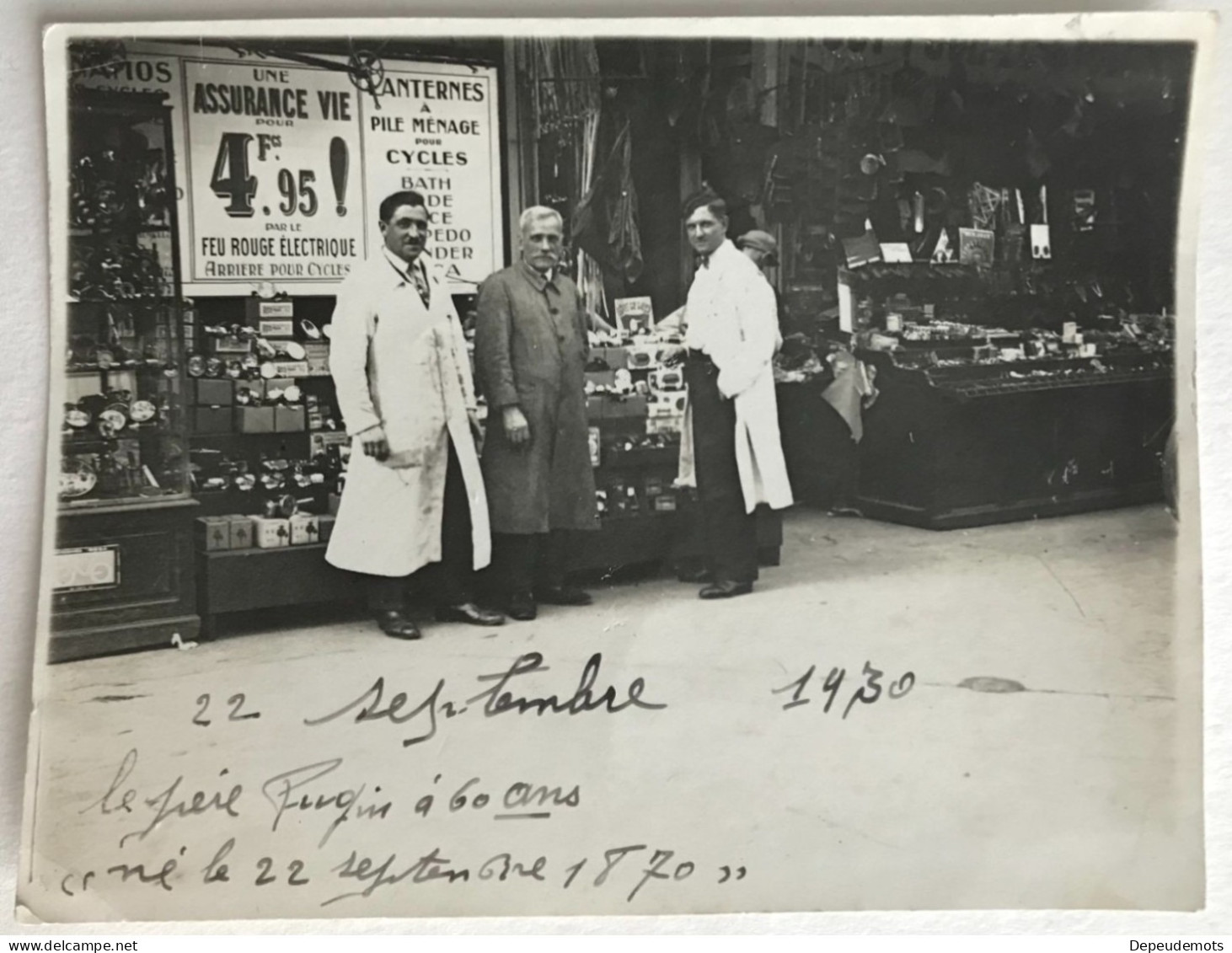 Photo Ancienne - Snapshot - Commerce - Vendeur D'accessoires Pour Cycliste - Vélo - Métier - Travail - 1930 - Berufe